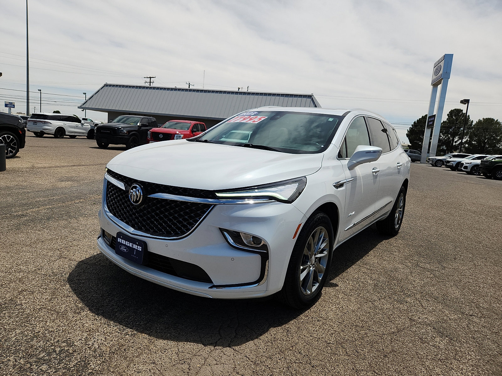 Used 2022 Buick Enclave Avenir FWD image 3