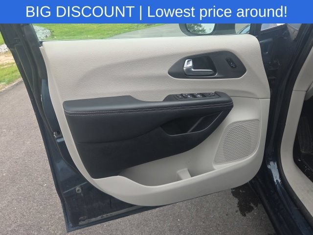 Used 2023 Chrysler Pacifica Touring-L FWD image 29