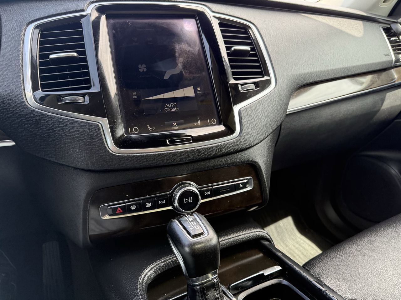 Used 2018 Volvo XC90 T6 Momentum w/ Convenience Package AWD/4WD image 16