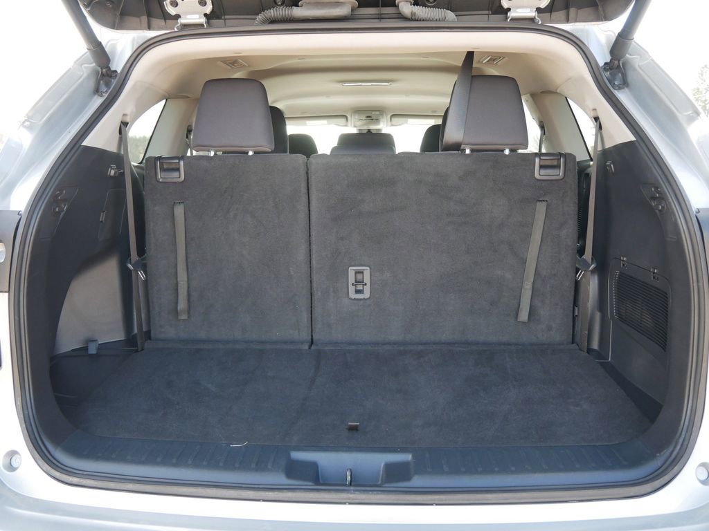 Used 2024 Toyota Highlander LE AWD/4WD image 13