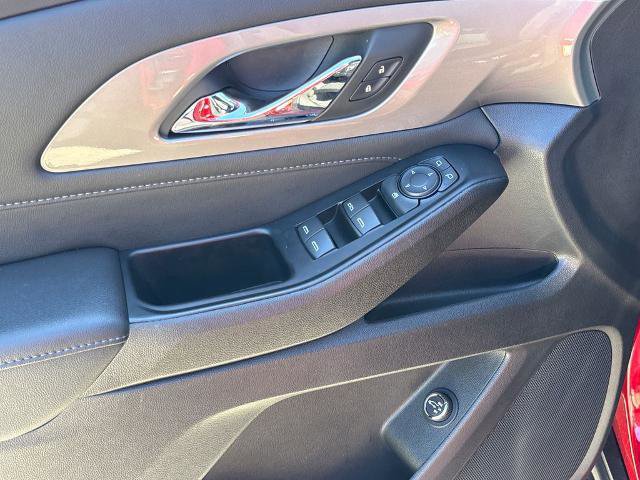 Used 2023 Chevrolet Traverse LT image 16