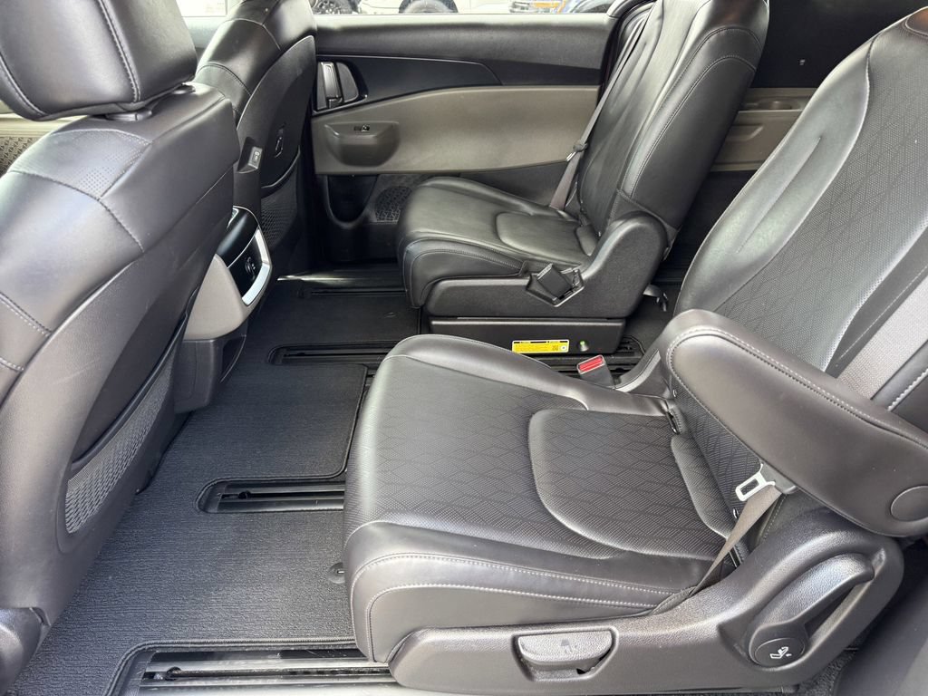 Used 2025 Kia Carnival FWD image 12