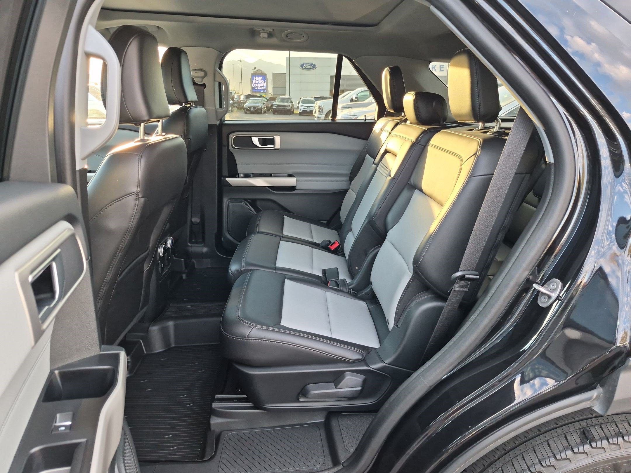Certified 2024 Ford Explorer XLT w/ Equipment Group 202A AWD/4WD image 30