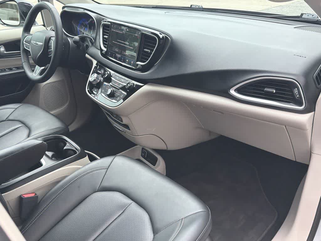 Used 2024 Chrysler Pacifica Touring-L FWD image 13