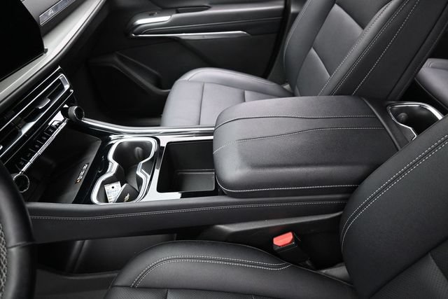 Used 2025 Chevrolet Traverse LT FWD image 29
