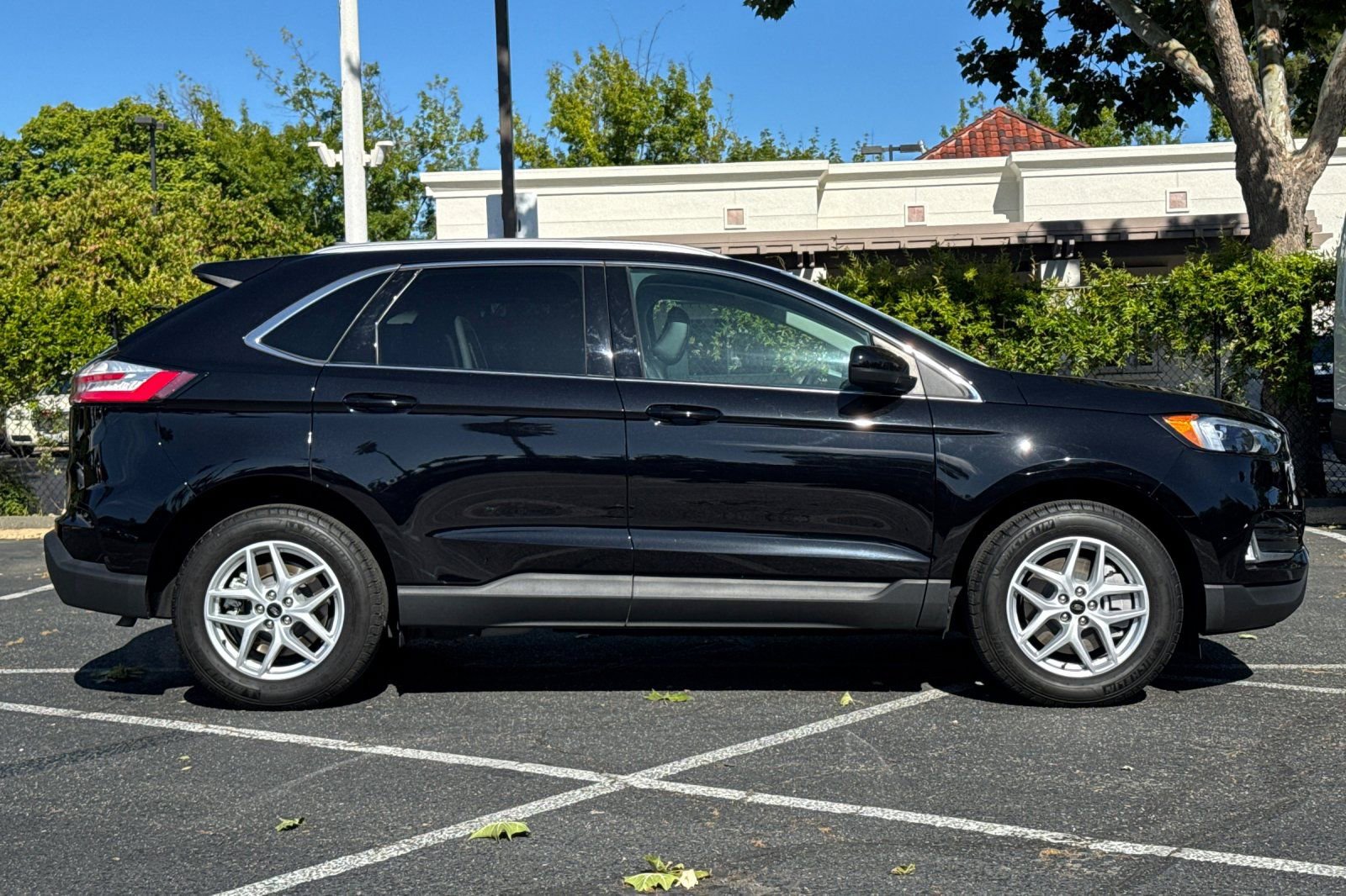Certified 2024 Ford Edge SEL w/ Convenience Package AWD/4WD image 3