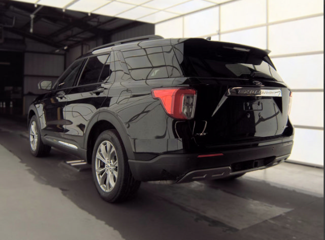 Certified 2023 Ford Explorer XLT w/ Equipment Group 202A AWD/4WD image 3