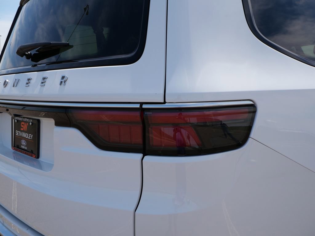 Used 2024 Jeep Wagoneer L Series II w/ Flexible Seating Group image 9