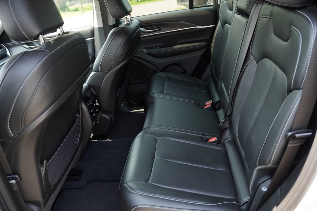 Used 2023 Jeep Grand Cherokee Limited AWD/4WD image 17