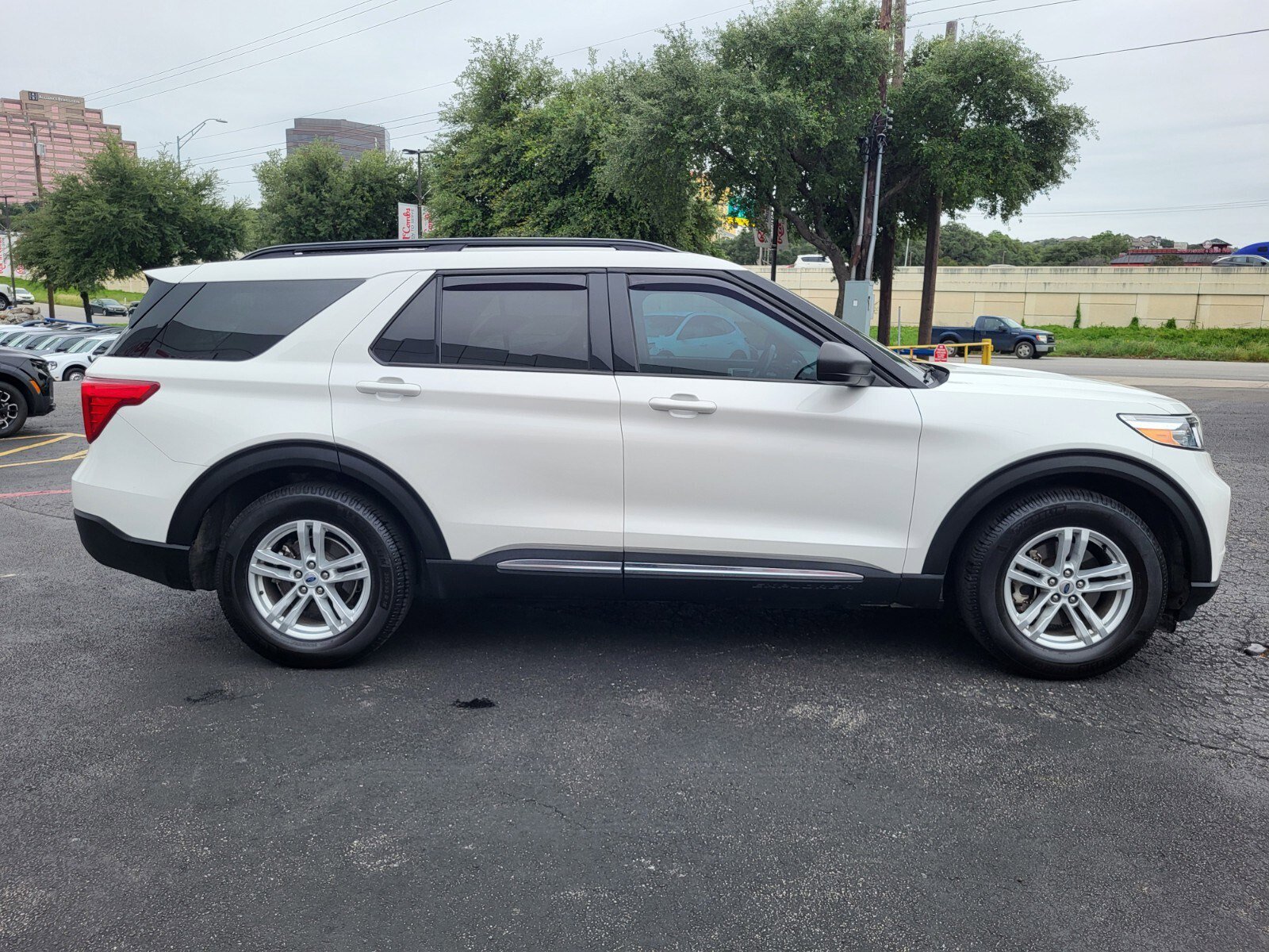 Certified 2023 Ford Explorer XLT RWD image 2