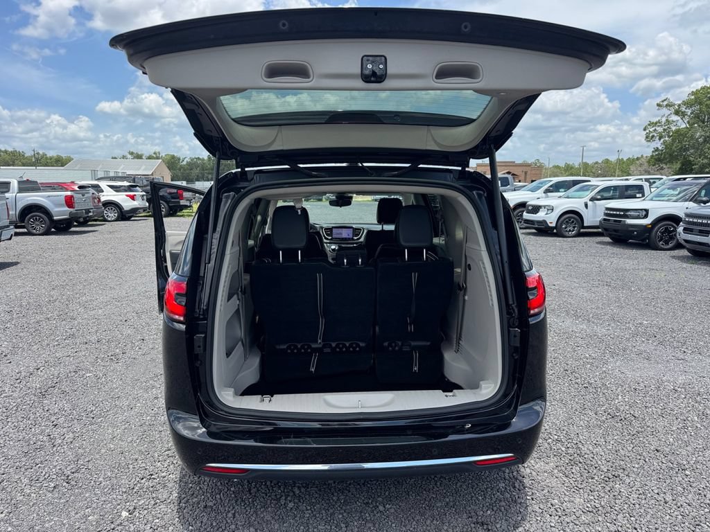 Used 2024 Chrysler Pacifica Touring-L FWD image 30