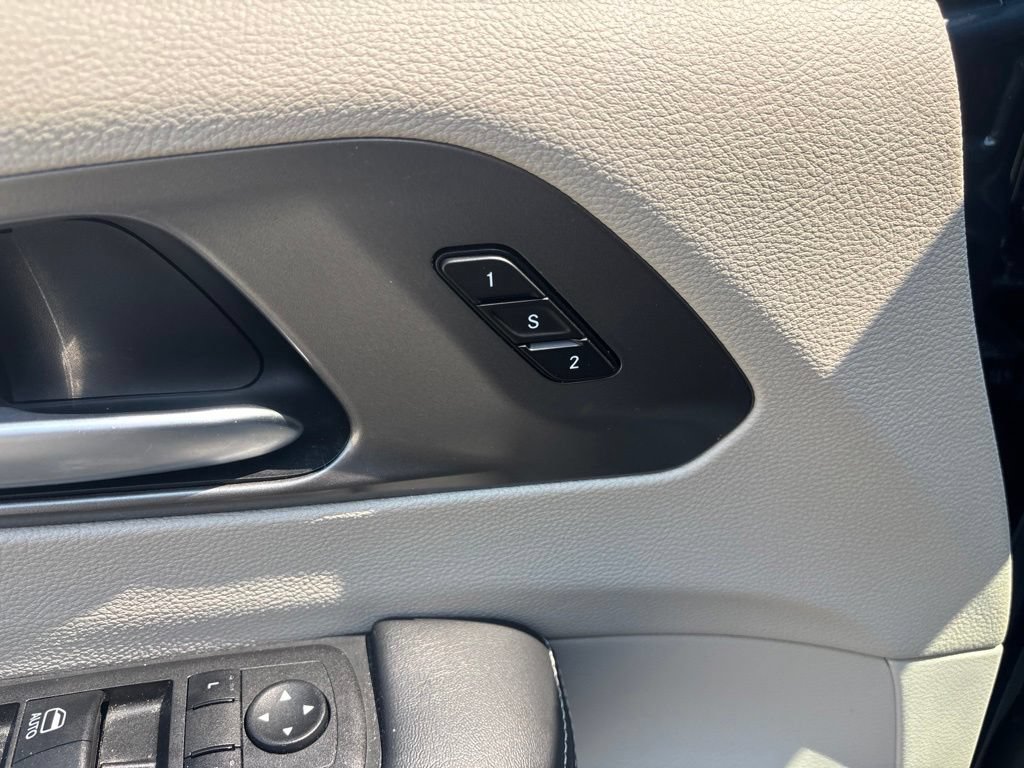 Used 2024 Chrysler Pacifica Limited FWD image 15