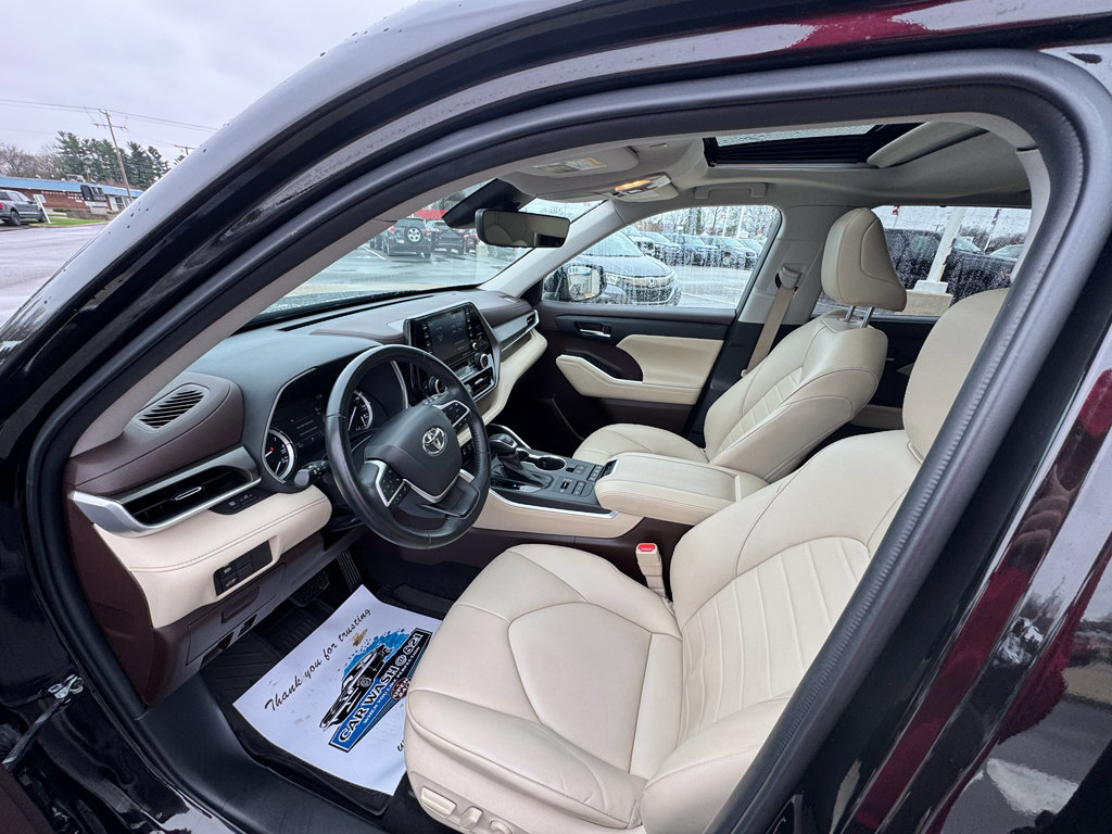 Used 2022 Toyota Highlander XLE AWD/4WD image 19