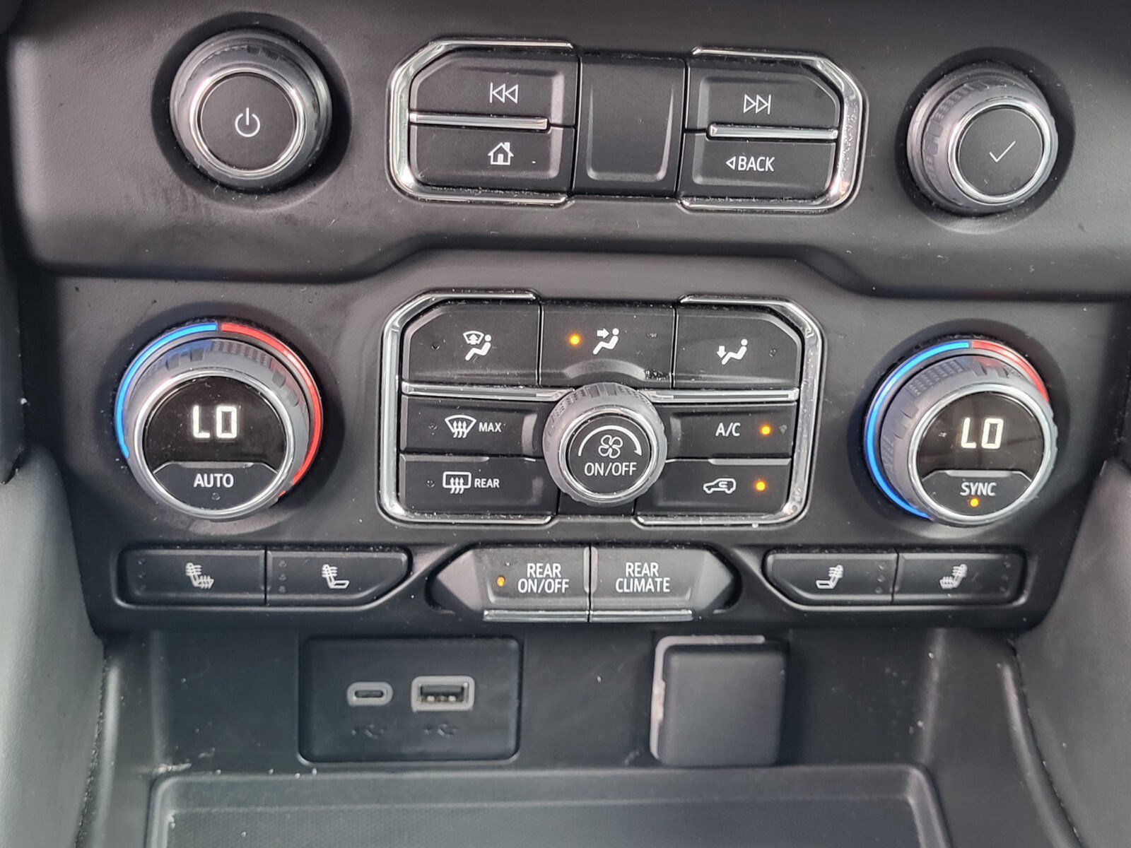 Used 2024 Chevrolet Suburban LT image 22