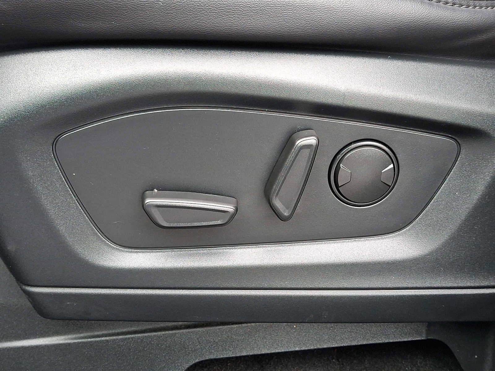 Certified 2024 Ford Explorer XLT w/ Equipment Group 202A image 15