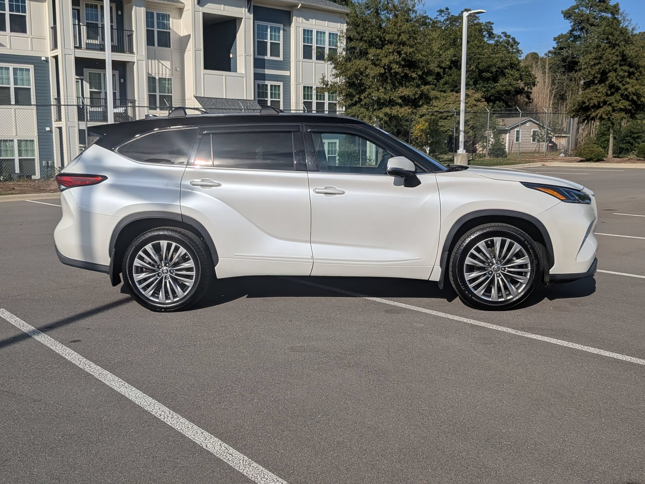 Used 2021 Toyota Highlander Platinum AWD/4WD image 3