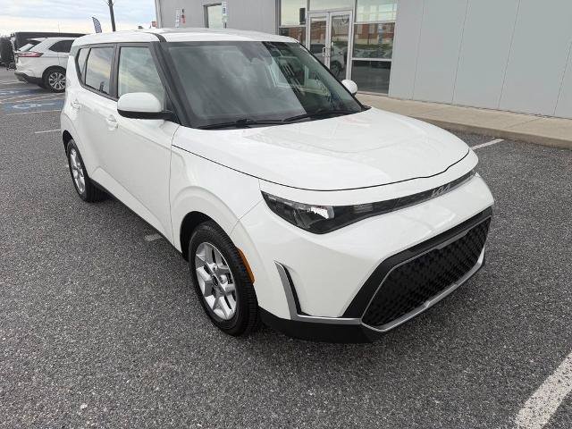 Used 2025 Kia Soul LX w/ LX Technology Package FWD image 2