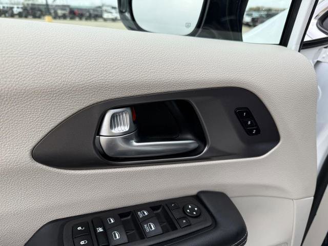 Used 2024 Chrysler Pacifica Limited FWD image 14