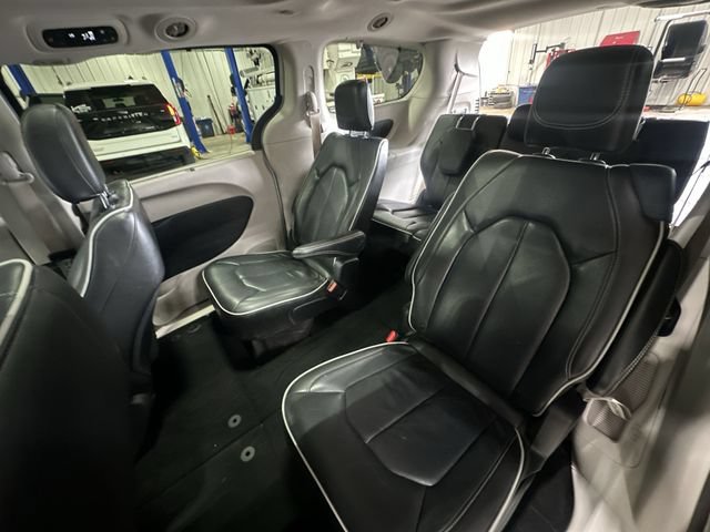 Used 2022 Chrysler Pacifica Limited AWD/4WD image 30