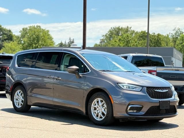 Used 2023 Chrysler Pacifica Touring-L FWD image 35
