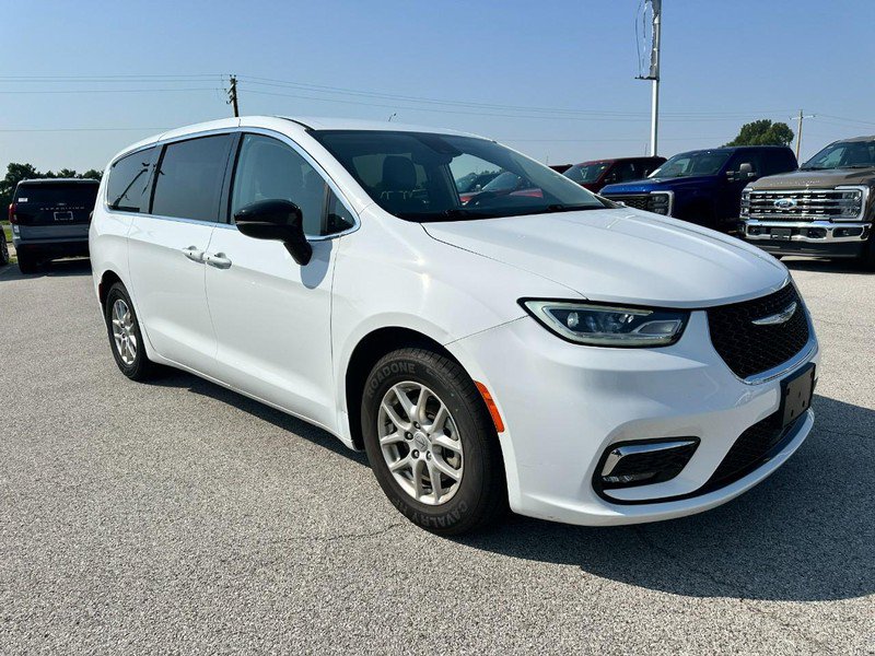Used 2024 Chrysler Pacifica Touring-L FWD image 8