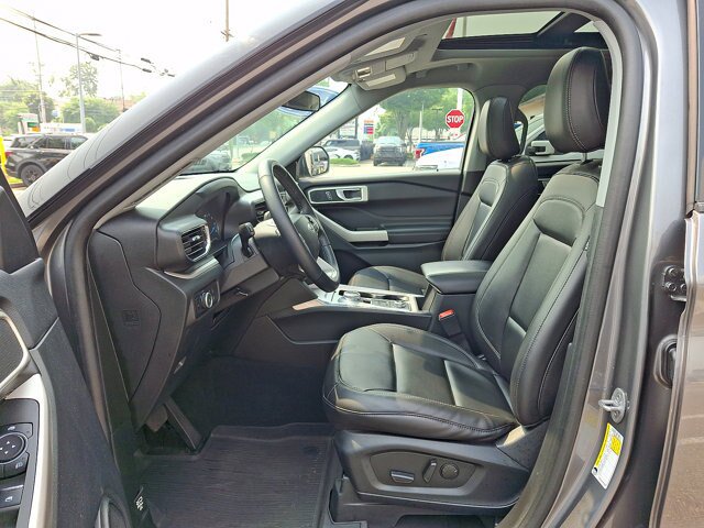 Certified 2023 Ford Explorer XLT w/ Equipment Group 202A AWD/4WD image 3