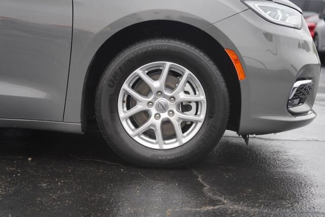 Used 2023 Chrysler Pacifica Touring-L FWD image 4