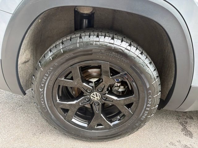 Used 2024 Volkswagen Atlas Peak Edition SE AWD/4WD image 41