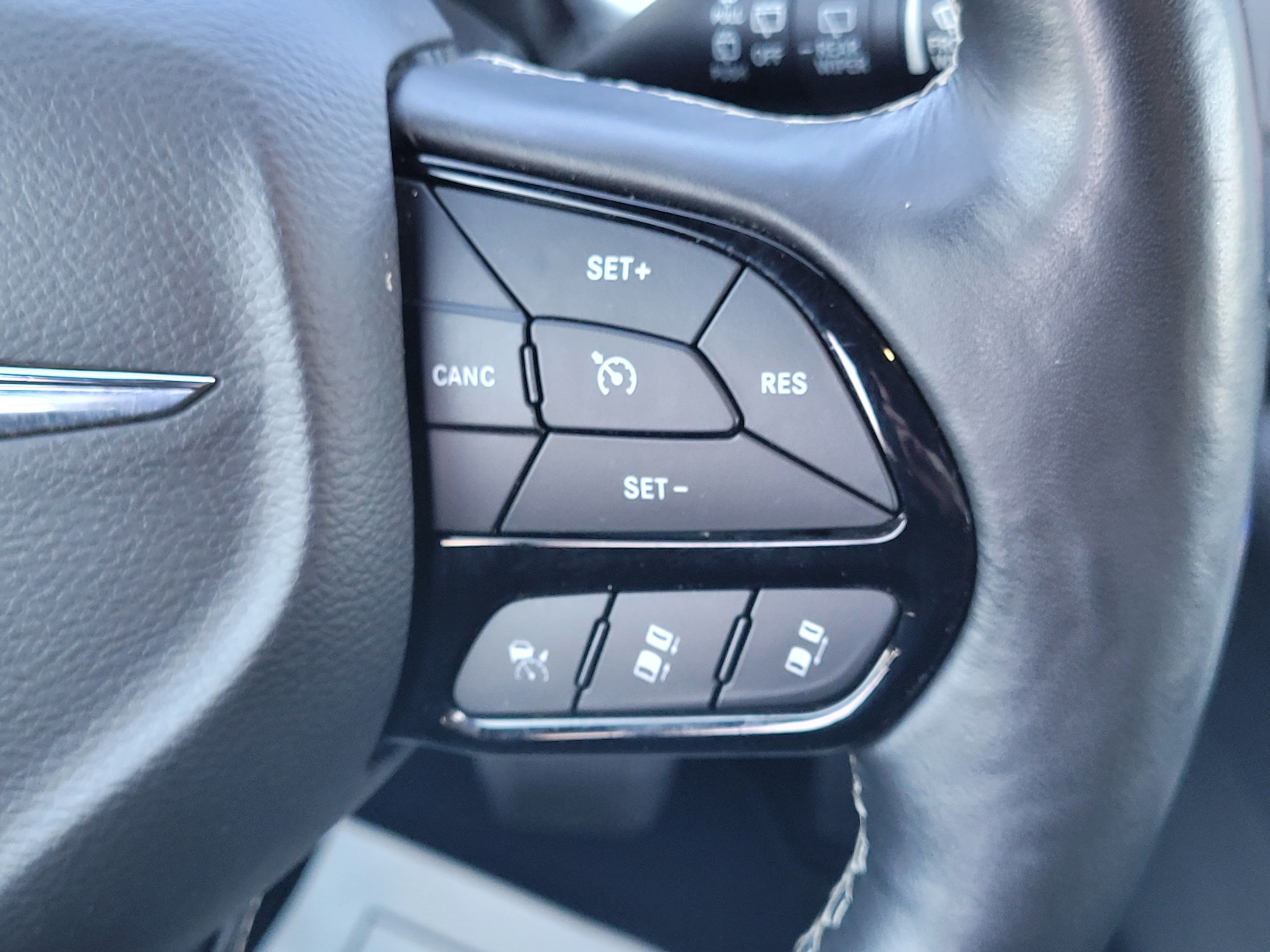 Used 2021 Chrysler Pacifica Touring w/ S Appearance Package FWD image 13