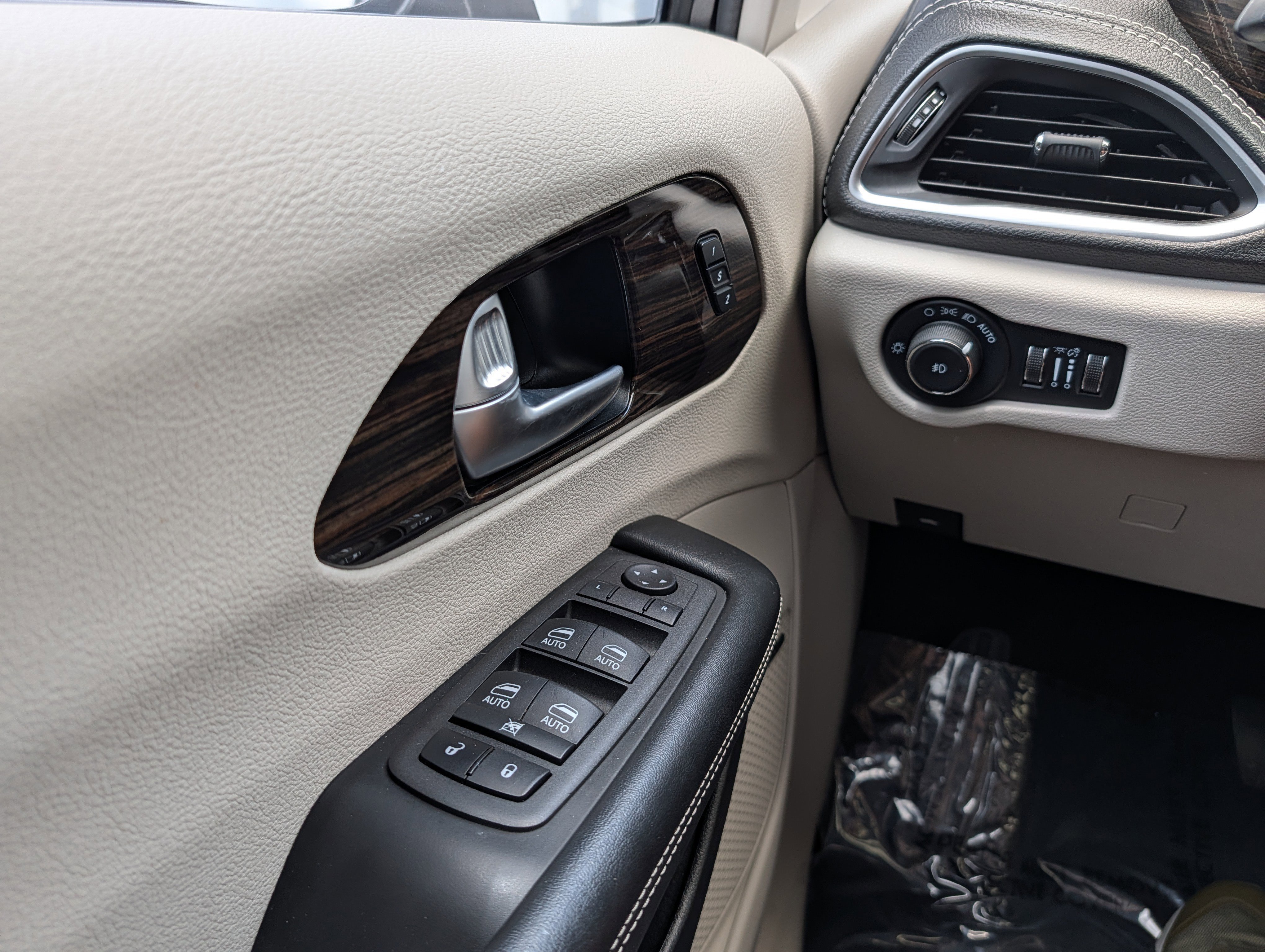 Used 2022 Chrysler Pacifica Limited image 26