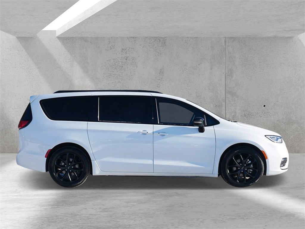 Used 2024 Chrysler Pacifica Limited w/ Uconnect Theater Family Group image 2