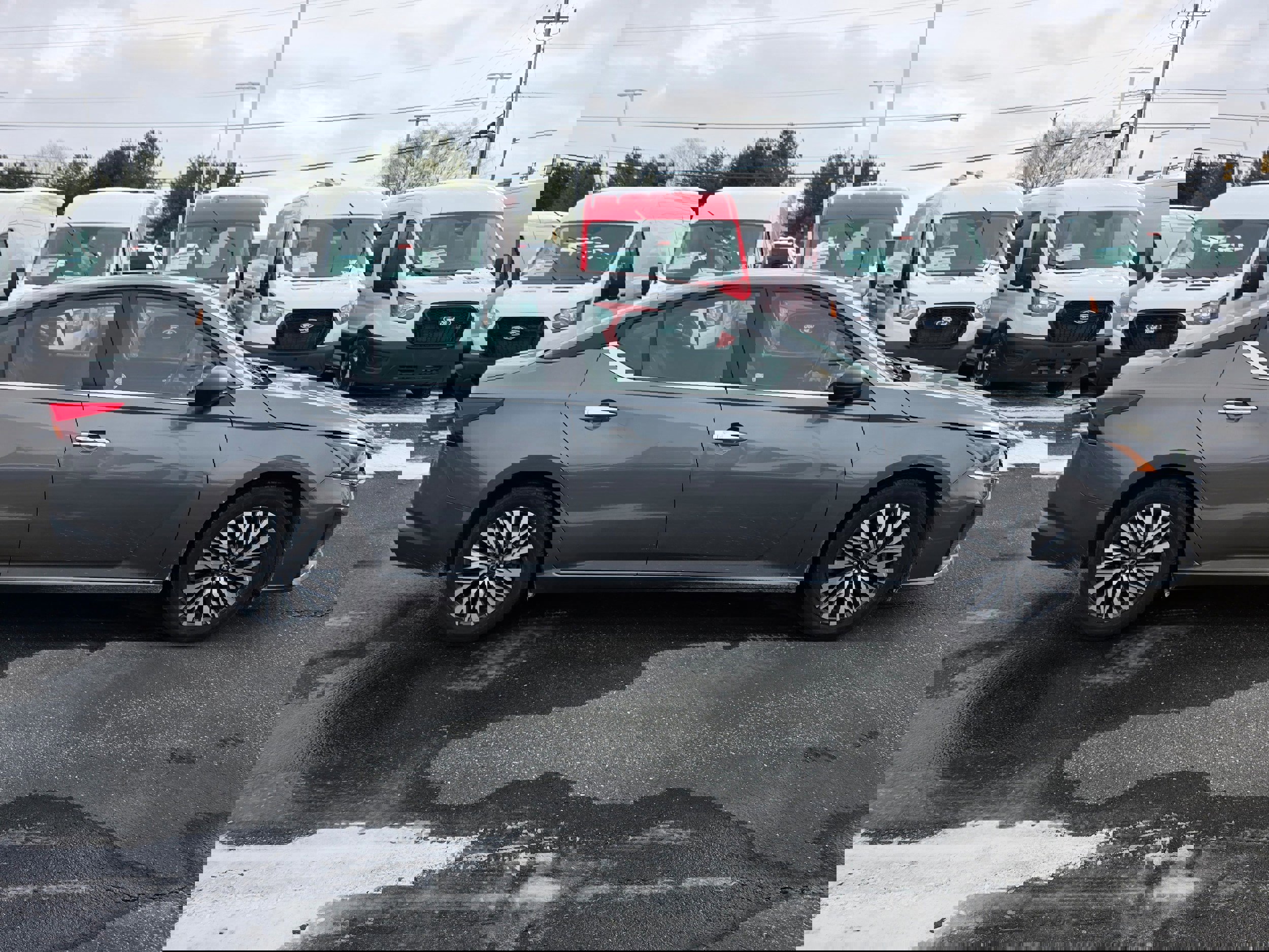 Used 2024 Nissan Altima 2.5 SV image 2