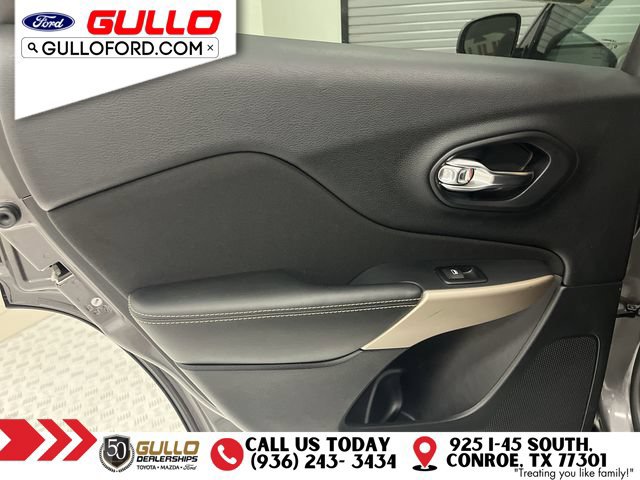 Used 2018 Jeep Cherokee Latitude w/ Altitude Package FWD image 17