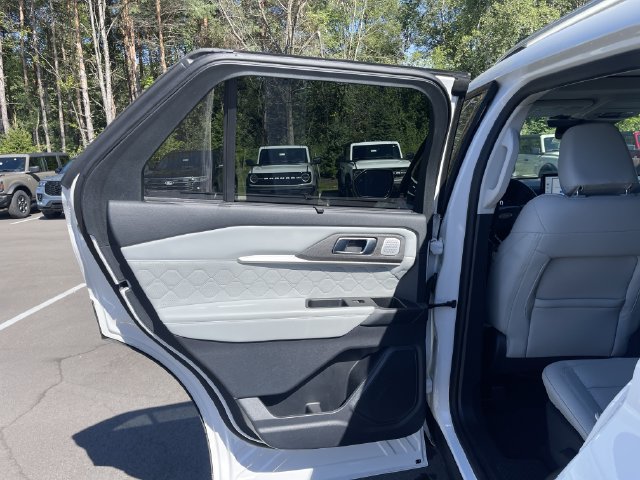 Certified 2025 Ford Explorer Platinum w/ Ultimate Package AWD/4WD image 29