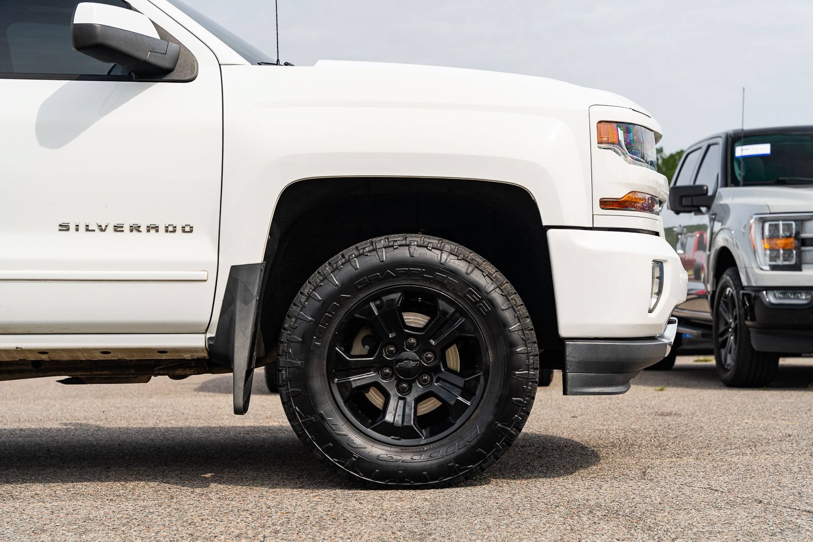 Used 2018 Chevrolet Silverado 1500 LT w/ All Star Edition AWD/4WD image 9
