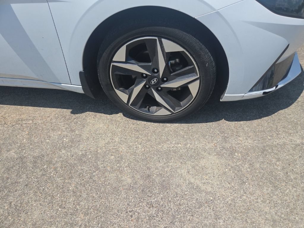 Used 2023 Hyundai Elantra Limited FWD image 13