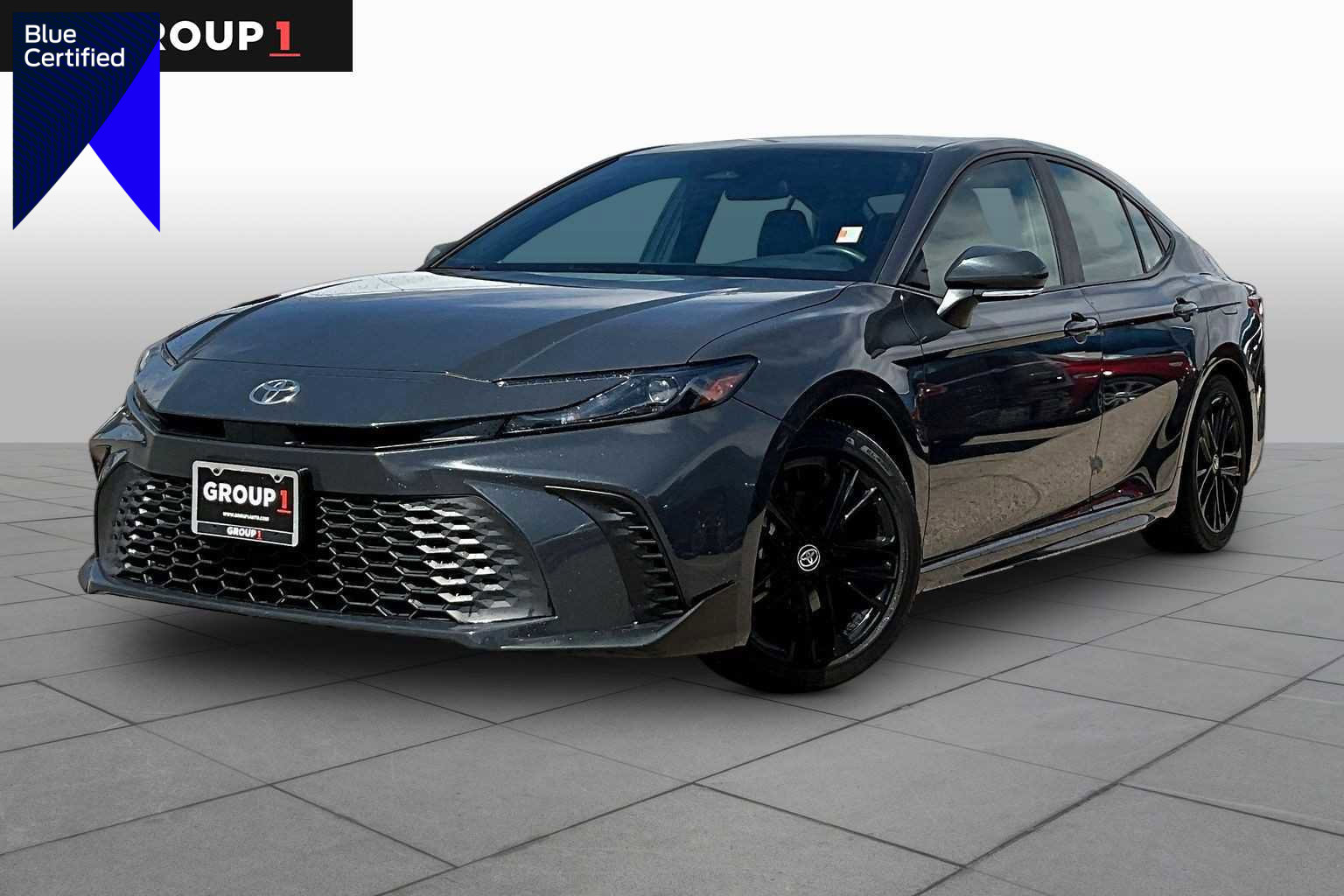 Used 2025 Toyota Camry SE image 1