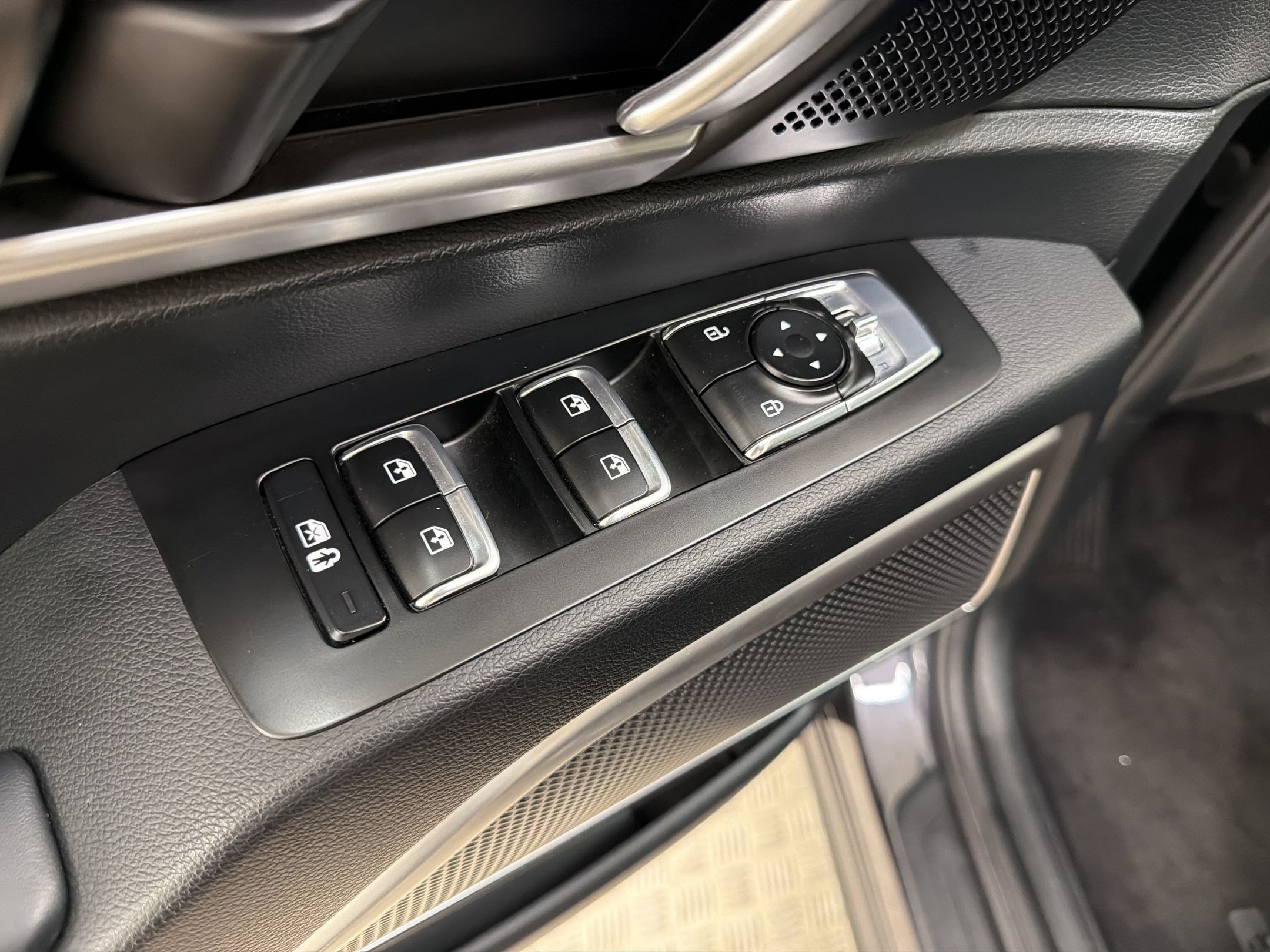 Used 2025 Kia Telluride S FWD image 28