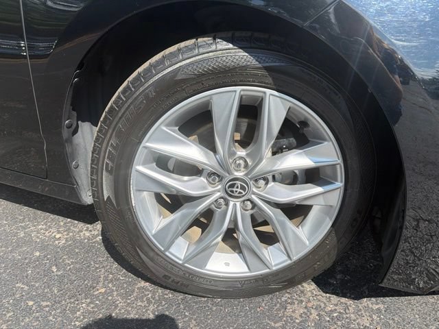 Used 2022 Toyota Avalon XLE w/ Moonroof Package FWD image 2