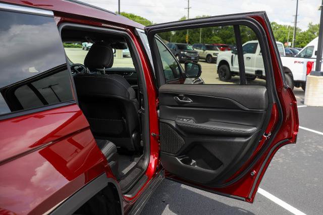 Used 2024 Jeep Grand Cherokee L Laredo w/ Luxury Tech Group I AWD/4WD image 33