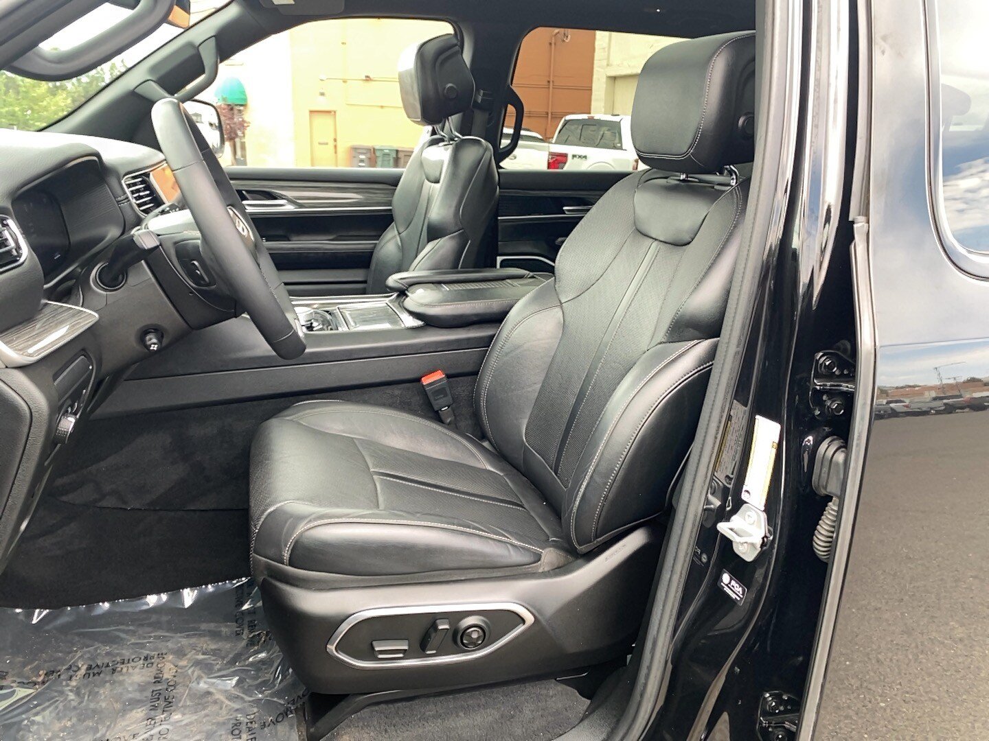 Used 2022 Jeep Wagoneer Series II w/ Premium Group I AWD/4WD image 11