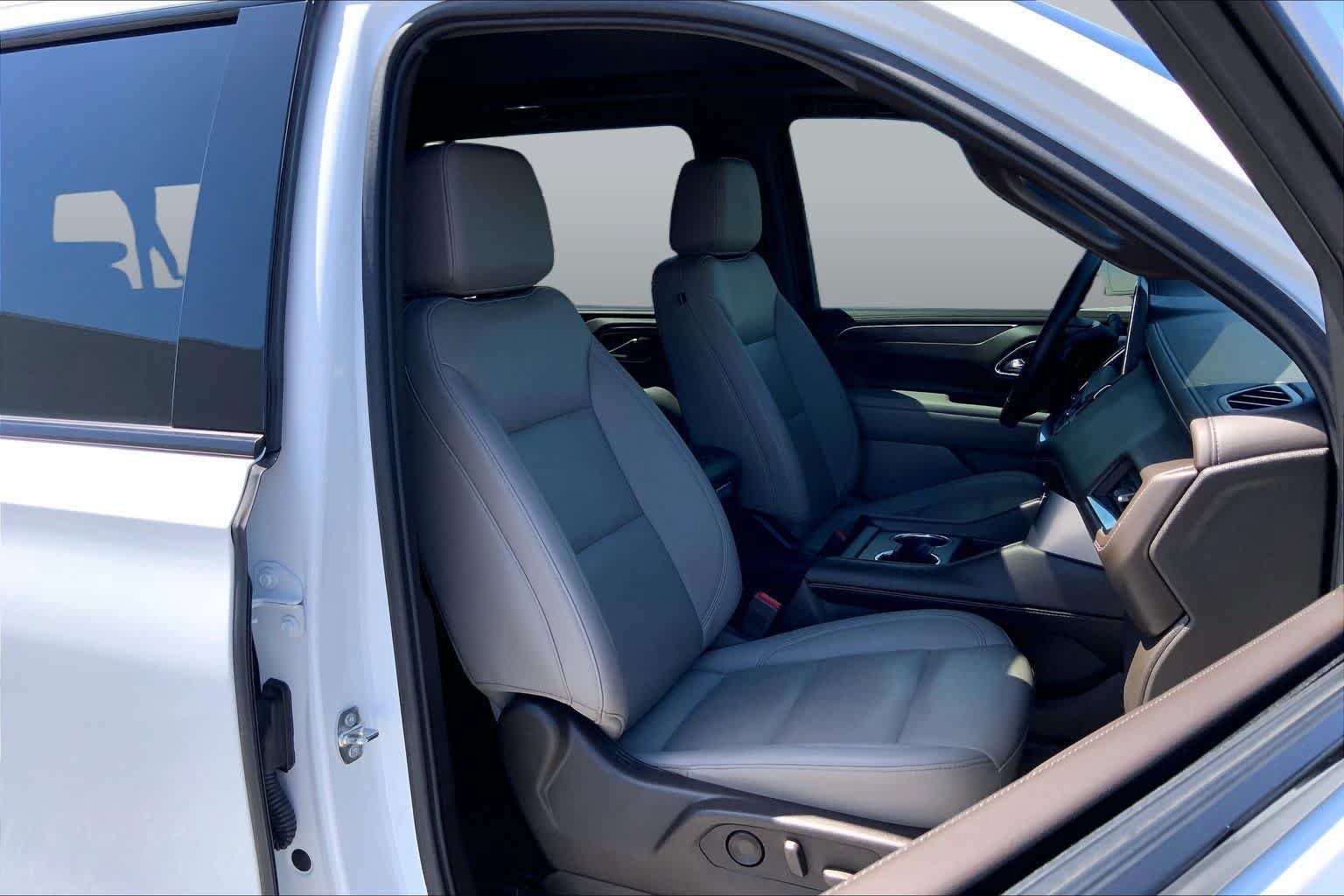 Used 2023 Chevrolet Suburban Z71 w/ Luxury Package AWD/4WD image 9