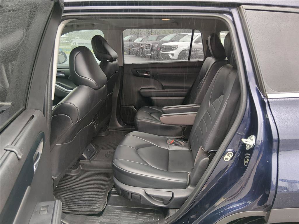 Used 2023 Toyota Highlander XLE FWD image 14
