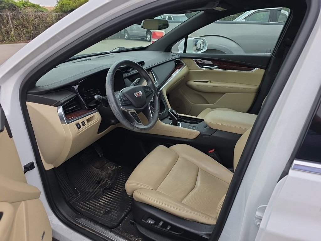 Used 2017 Cadillac XT5 Premium Luxury w/ Driver Assist Package FWD image 3