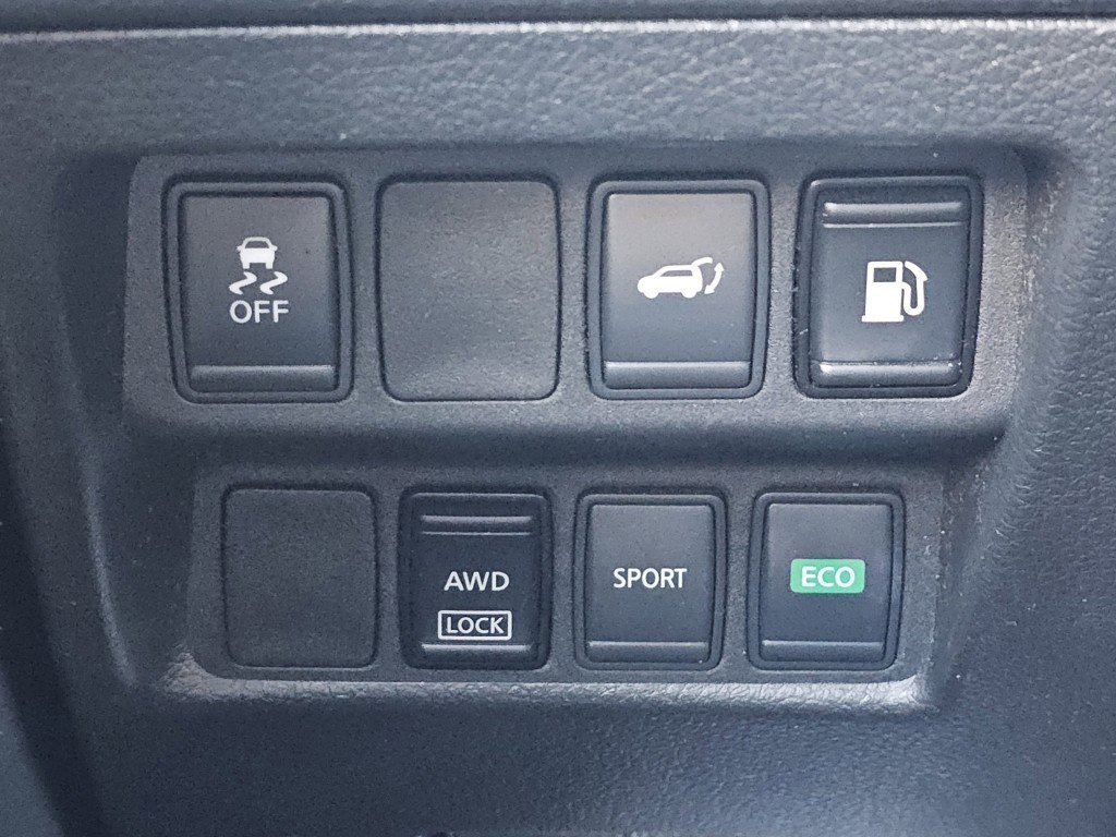 Used 2018 Nissan Rogue SV AWD/4WD image 9