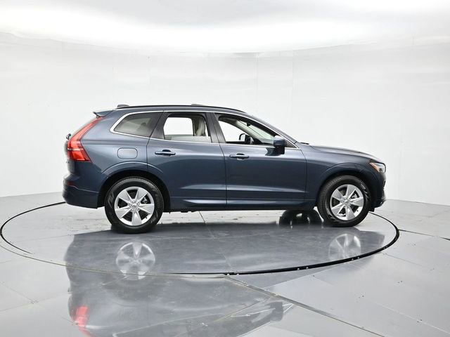 Used 2022 Volvo XC60 B5 Momentum image 2