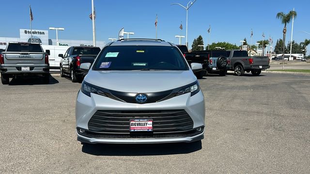 Used 2024 Toyota Sienna XLE Woodland Edition image 9