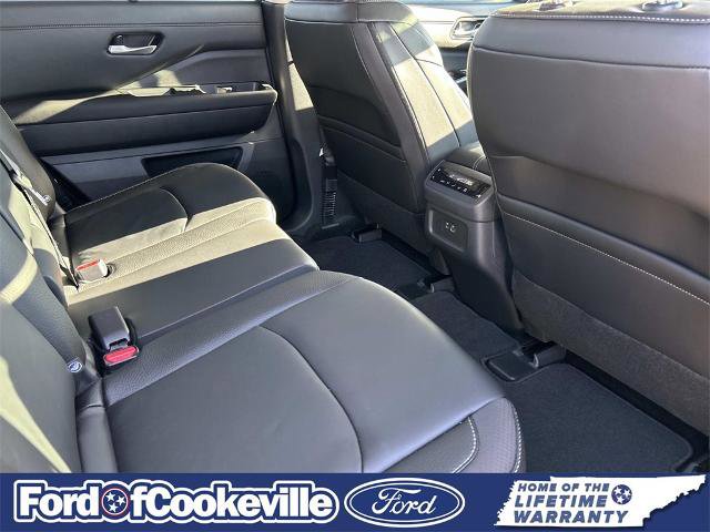 Used 2025 Nissan Pathfinder SL w/ Black Appearance Package image 21