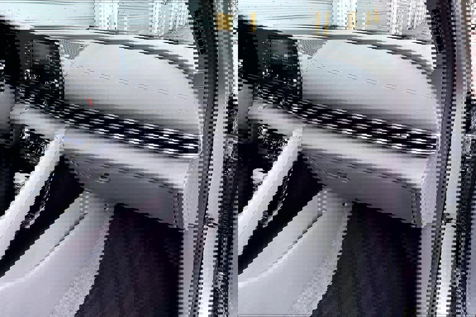 Used 2023 Hyundai Elantra SEL w/ Cargo Package image 23