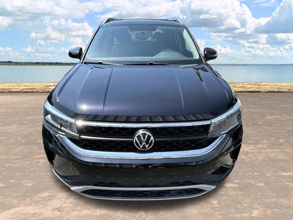 Used 2022 Volkswagen Taos SE FWD image 2